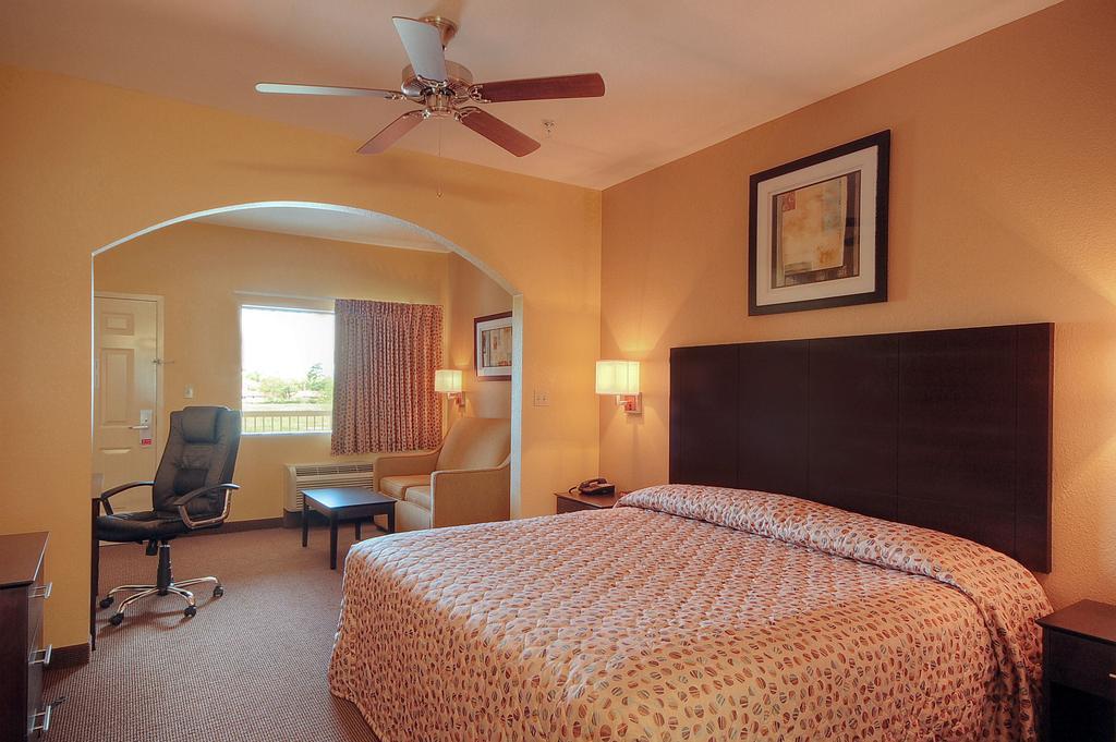 Days Inn By Wyndham Baytown East Room photo