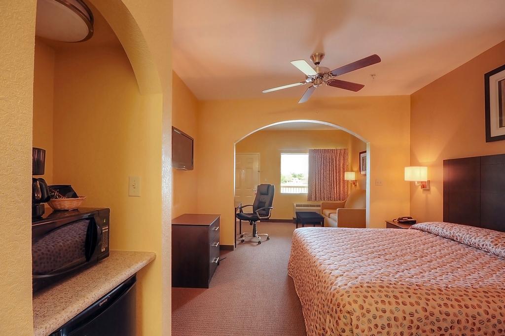 Days Inn By Wyndham Baytown East Room photo
