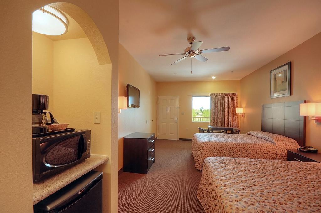 Days Inn By Wyndham Baytown East Exterior photo
